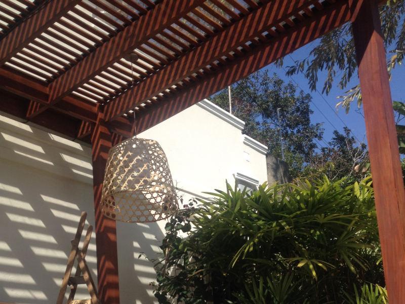 Confira o belo pergolado - By. Fazenda São José - Decks e Pergolas